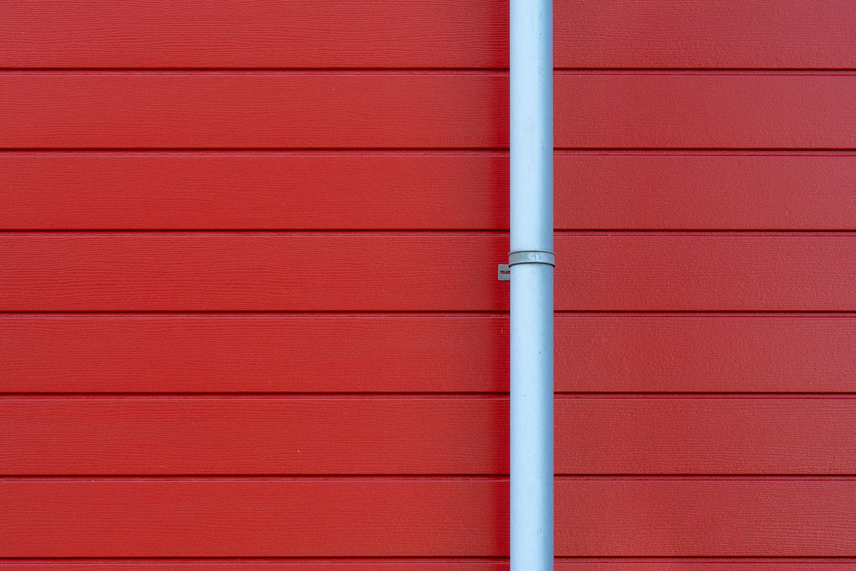 Witte dakgoot aan de gevel van een gebouw