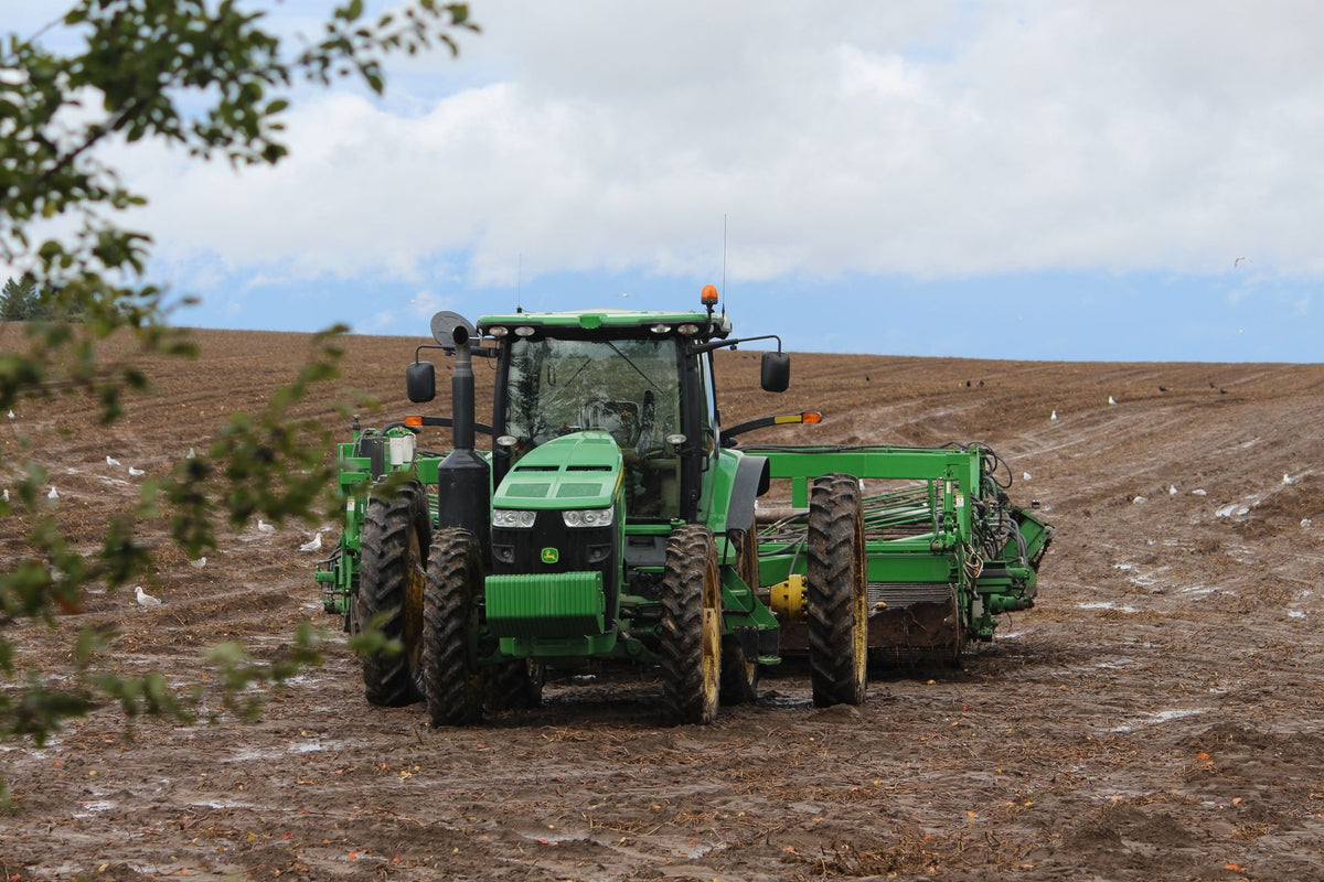 Traktor im Einsatz auf dem Feld, bereit für Erdarbeiten