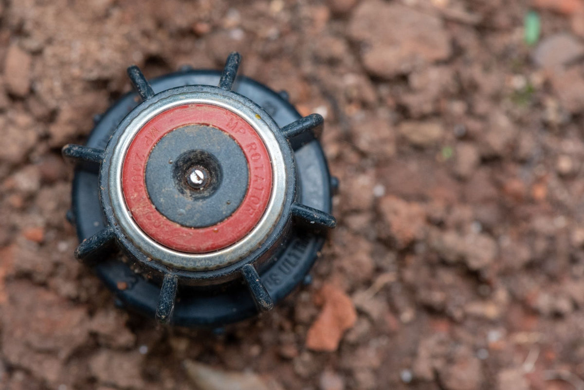 Sproeikop in de grond voor een automatisch beregeningssysteem