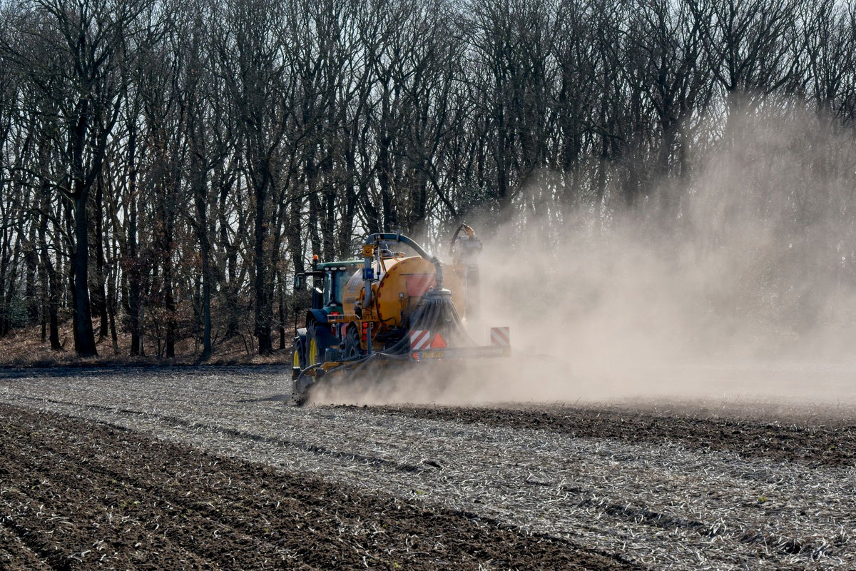 Trekker brengt mest uit op een akker in Drenthe
