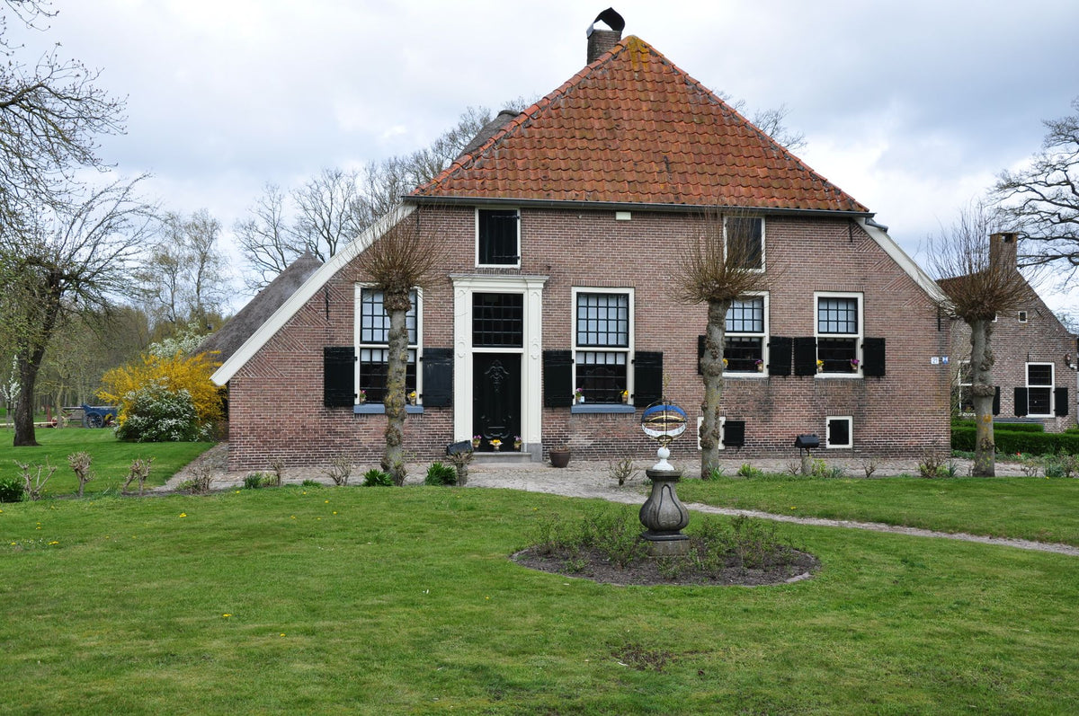 Verzorgd Nederlands woonhuis in landelijke omgeving, ideaal voor een insectvrij erf en huis