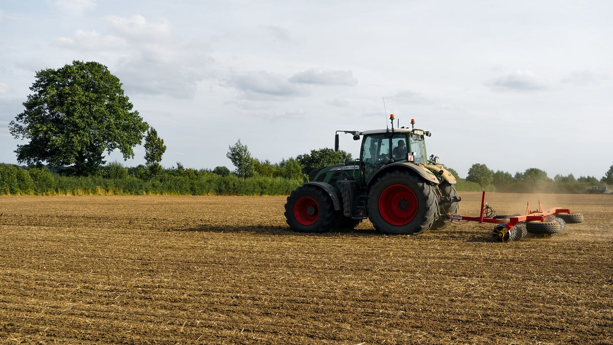 Trekker ploegt landbouwgrond in herfsttijd