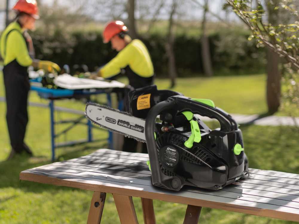 Ribimex PRTRT301PRO benzine kettingzaag voor snoeien, zwaard 30 cm, detail 1