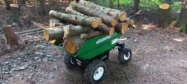 GreenBay eDUMPER 500 accu motorkruiwagen laadvermogen 500 kg, 48 V 32 Ah, aan het werk, met een lading boomstammen (foto van een gebruiker)