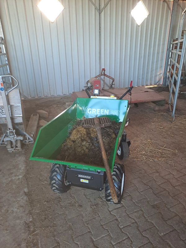GreenBay eDUMPER 500 accu motorkruiwagen laadvermogen 500 kg, 48 V 32 Ah, aan het werk in de stal (foto van een gebruiker)