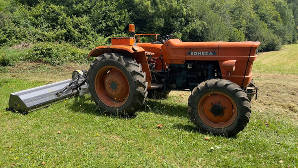BlackStone BVL 165 L zijklepelmaaier met arm 165 cm, aan de trekker, op het weiland (foto van een gebruiker)