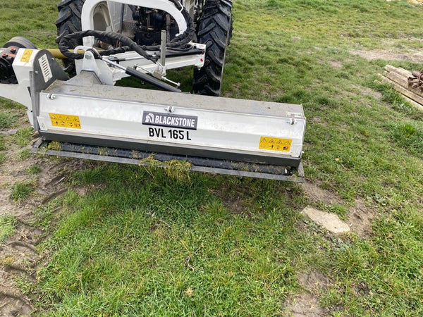 BlackStone BVL 165 L zijklepelmaaier met arm 165 cm, aan het werk op de helling (foto van een gebruiker)