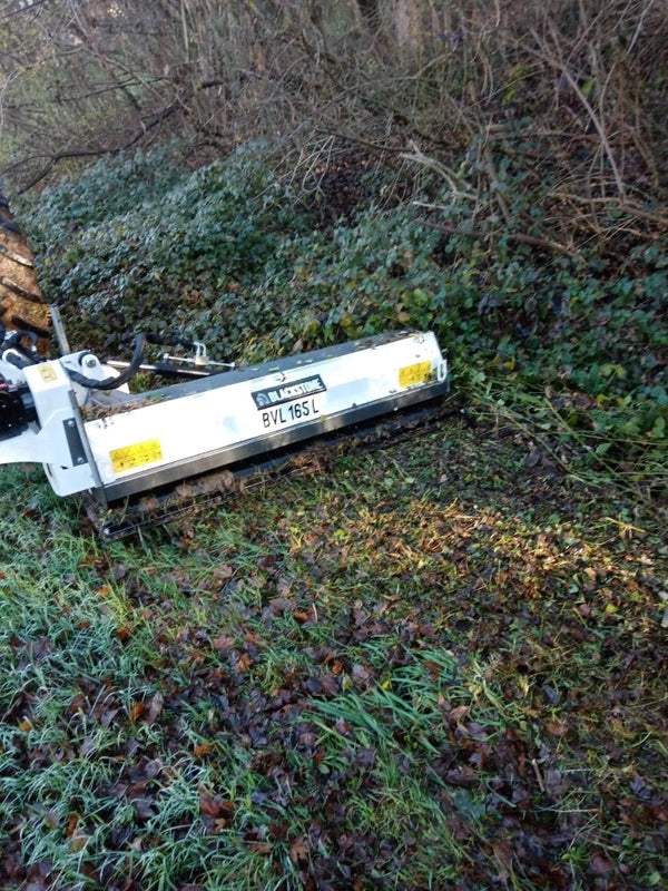 BlackStone BVL 165 L zijklepelmaaier met arm 165 cm, maait de begroeide berm (foto van een gebruiker)