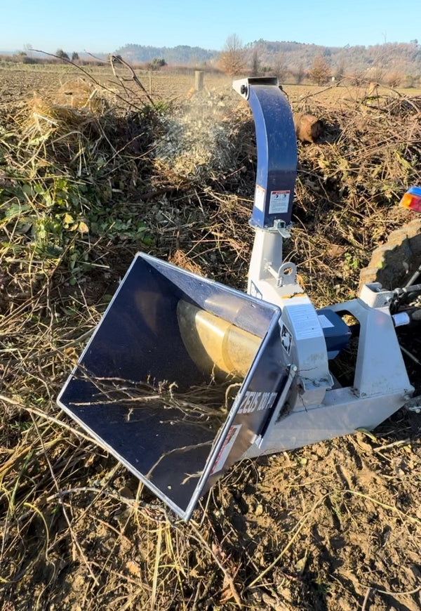 BullMach ZEUS 100 aftakas hakselaar takken tot 100 mm, aan het werk op de akker (foto van een gebruiker)