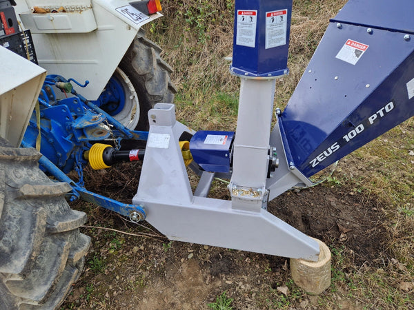 BullMach ZEUS 100 aftakas hakselaar takken tot 100 mm, aan de trekker, op het gras (foto van een gebruiker)