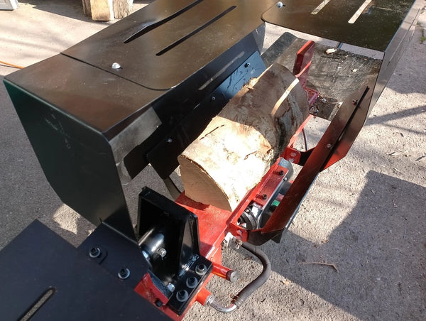 GeoTech LSP9 HE EVO Elektro-Holzspalter 8 t, liegend, im Einsatz bei einem Anwender (Foto 1)