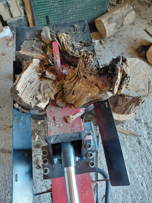 GeoTech LSP9 HE EVO Elektro-Holzspalter 8 t, liegend, im Einsatz bei einem Anwender (Foto 2)