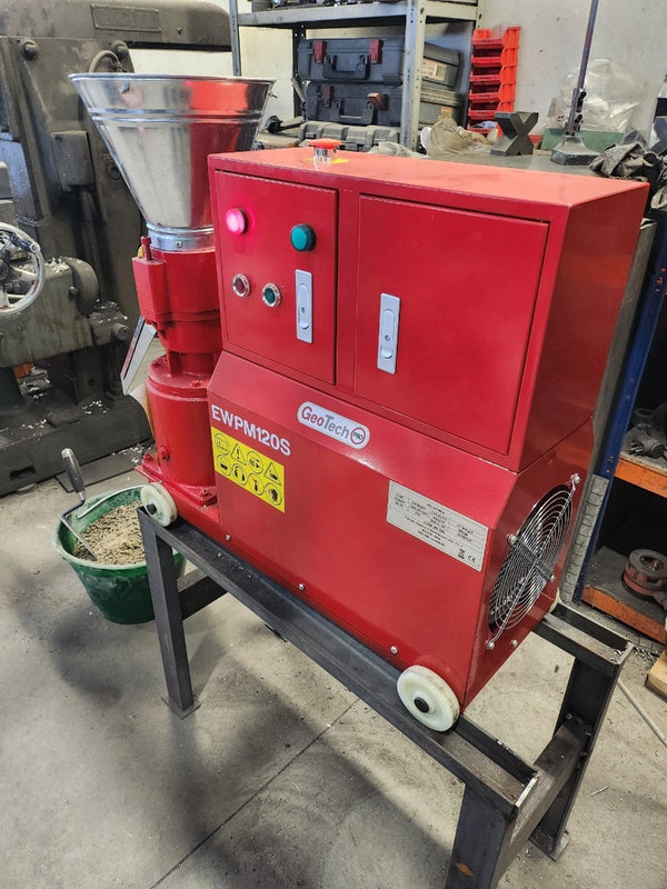 GeoTech Pro EWPM120S elektrische pelletmachine 230 V, in de werkplaats, op een eigen onderstel (foto van een gebruiker)