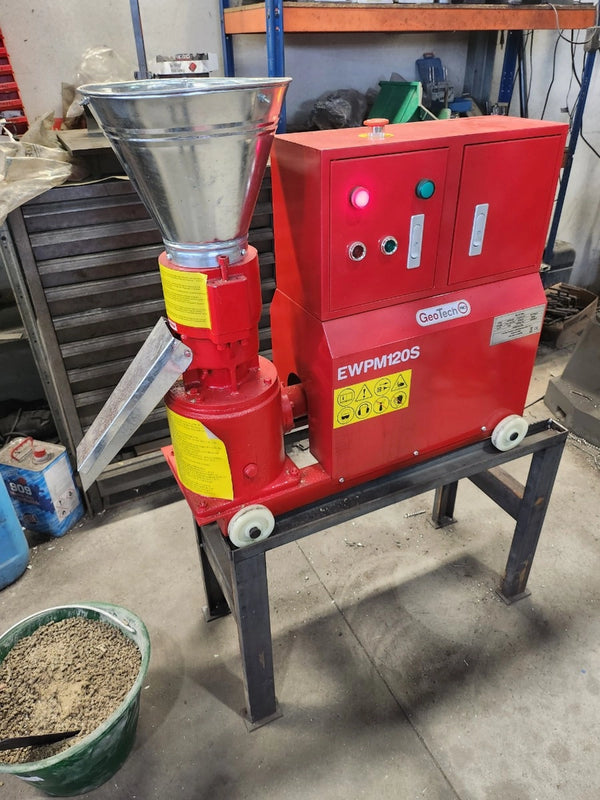GeoTech Pro EWPM120S elektrische pelletmachine 230 V, in de werkplaats, met een kuip grondstof (foto van een gebruiker)