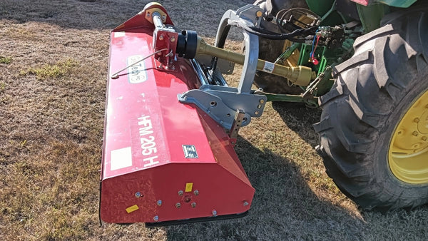 GeoTech Pro HFM 205-H klepelmaaier 208 cm, hydraulisch verschuifbaar, aan de trekker, zijaanzicht (foto van een gebruiker)