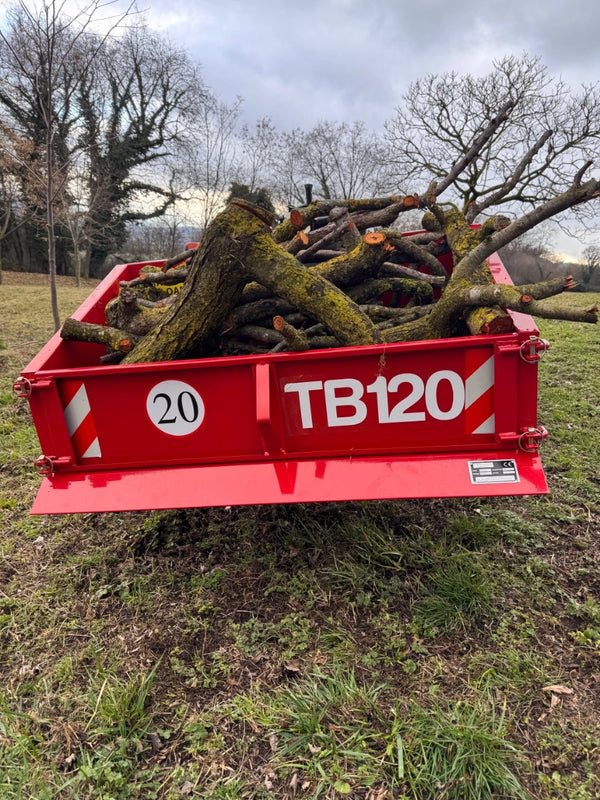 GeoTech Pro TB120 transportbak voor de trekker, met een lading takken op het weiland (foto van een gebruiker)