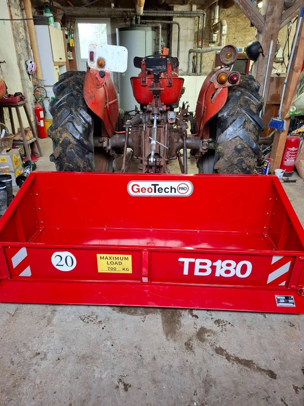 GeoTech Pro TB180 transportbak voor de trekker, in de schuur, aan de trekker (foto van een gebruiker)