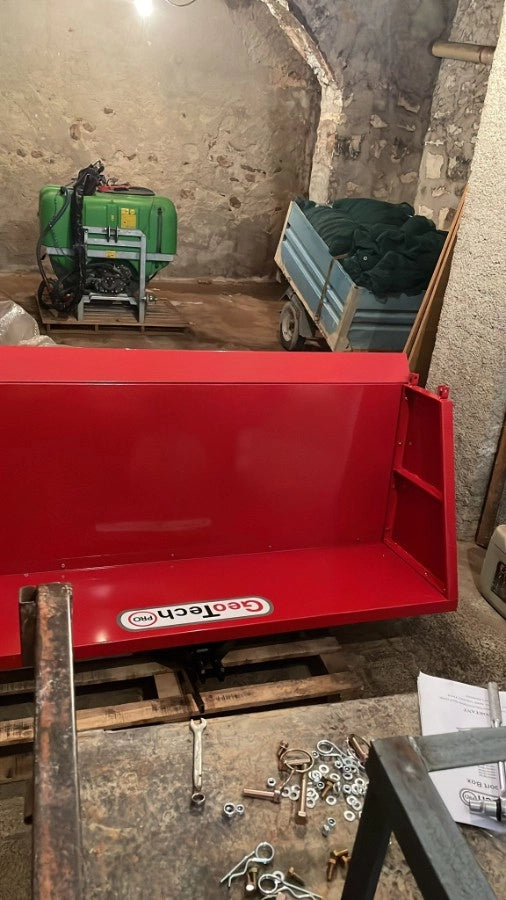 GeoTech Pro TB180 transportbak voor de trekker, in de schuur, tijdens de montage (foto van een gebruiker)