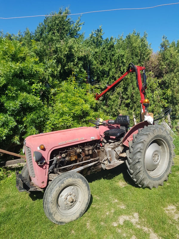 GeoTech Pro THC 160 heggenschaararm voor de trekker, aan een oude trekker bij de haag (foto van een gebruiker)