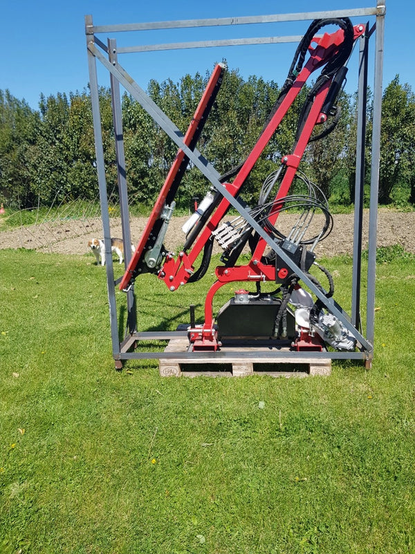 GeoTech Pro THC 160 heggenschaararm voor de trekker, net geleverd in het transportframe op het gras (foto van een gebruiker)