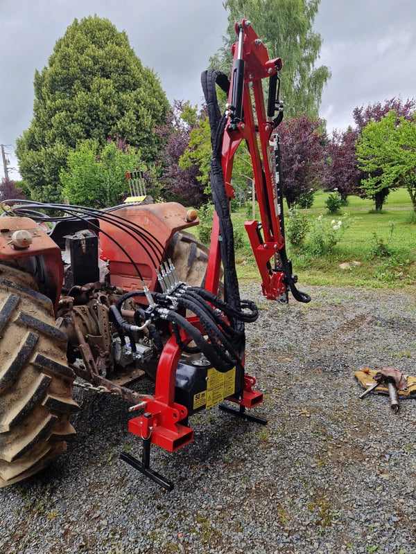 GeoTech Pro THT 160 Heckenschneider-Ausleger für Traktor, im Einsatz bei einem Anwender (Foto 1)