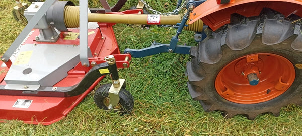 GeoTech Pro TLP 120 gazonmaaier voor de trekker 120 cm, aan de trekker, zijaanzicht (foto van een gebruiker)
