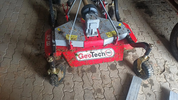 GeoTech Pro TLP 120 gazonmaaier voor de trekker 120 cm, na gebruik, op de bestrating (foto van een gebruiker)
