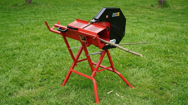 GeoTech SA 410 elektrische brandhoutzaag 230 V, op het gras, met een tak in de wieg (foto van een gebruiker)