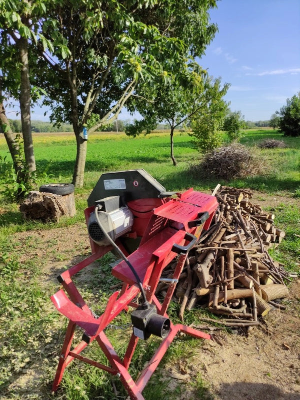 GeoTech SA 410 elektrische brandhoutzaag 230 V, op het erf, naast de takkenstapel (foto van een gebruiker)