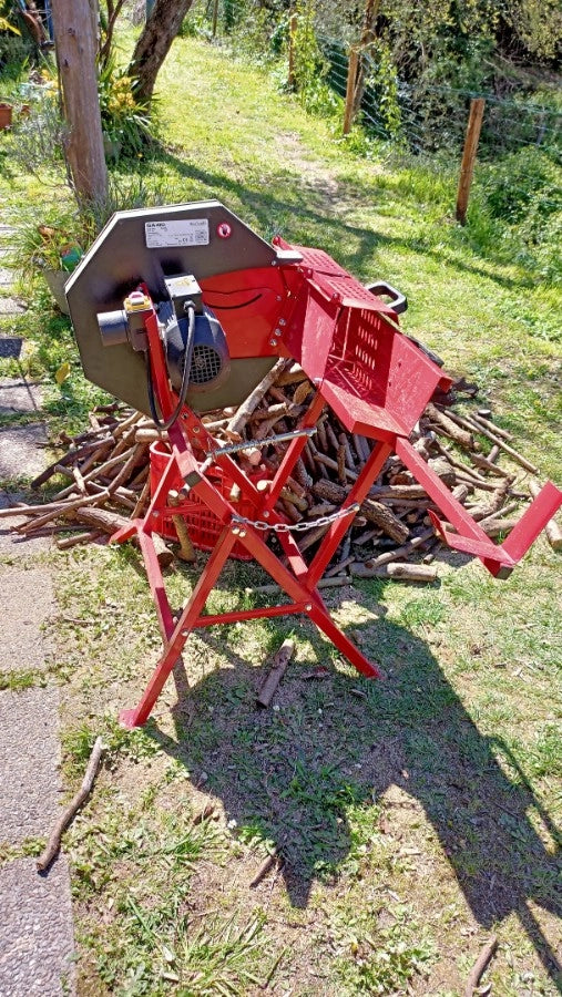 GeoTech SA 410 elektrische brandhoutzaag 230 V, in de tuin, tussen het snoeihout (foto van een gebruiker)
