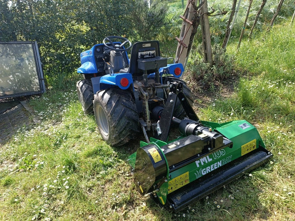 GreenBay FML 105 klepelmaaier 103 cm, aan de trekker, op het gras (foto van een gebruiker)