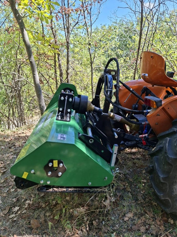 GreenBay FMM-H 135 klepelmaaier 132 cm, hydraulisch verschuifbaar, aan de trekker, zijaanzicht in het bos (foto van een gebruiker)
