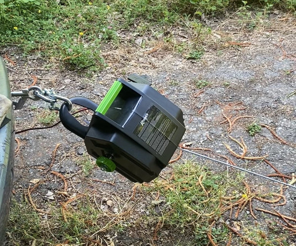 Ribimex PE12V/T1 accu lier, met afstandsbediening, aan het werk, trekt een last (foto van een gebruiker)