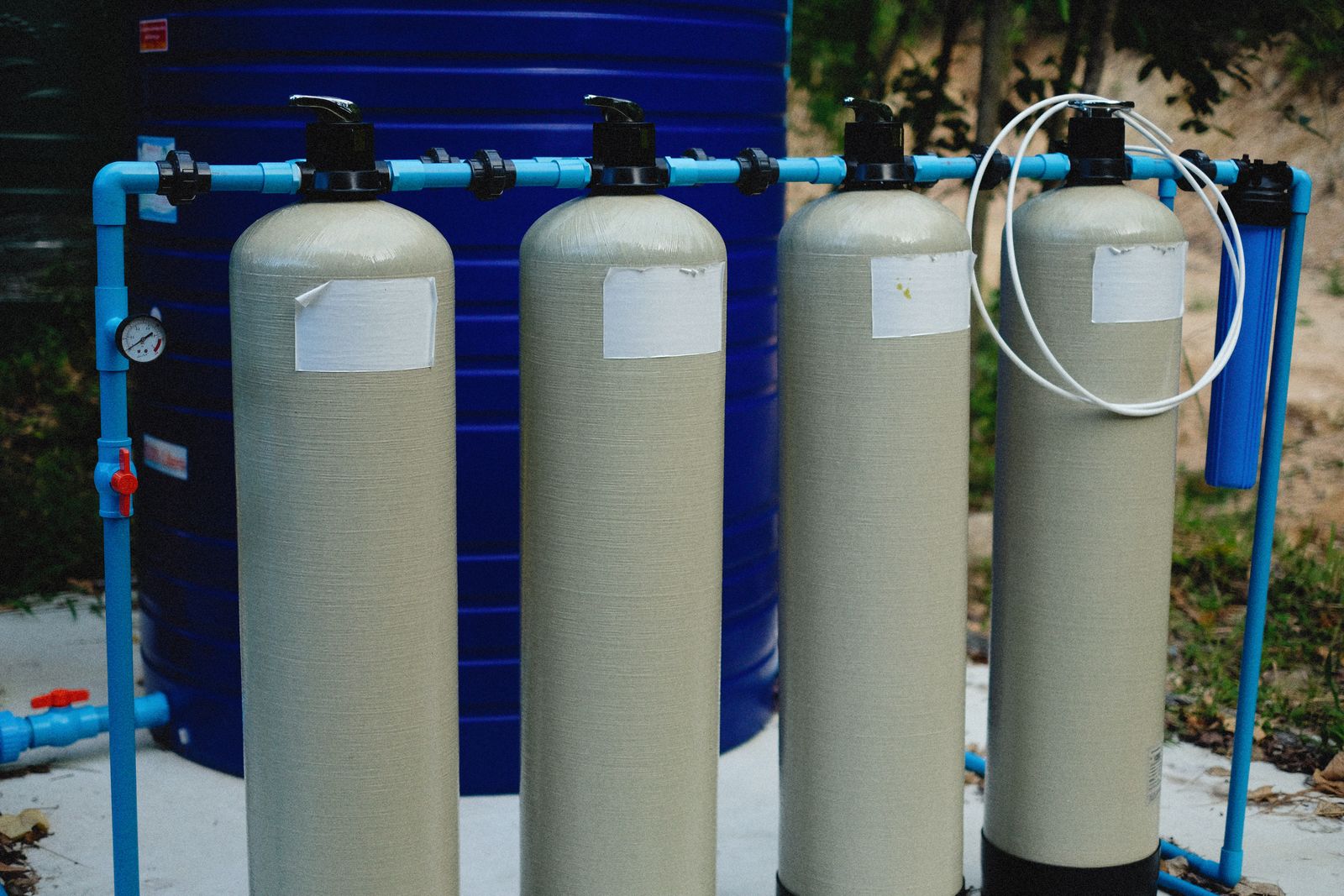 Waterbehandelingsinstallatie met tanks en leidingwerk