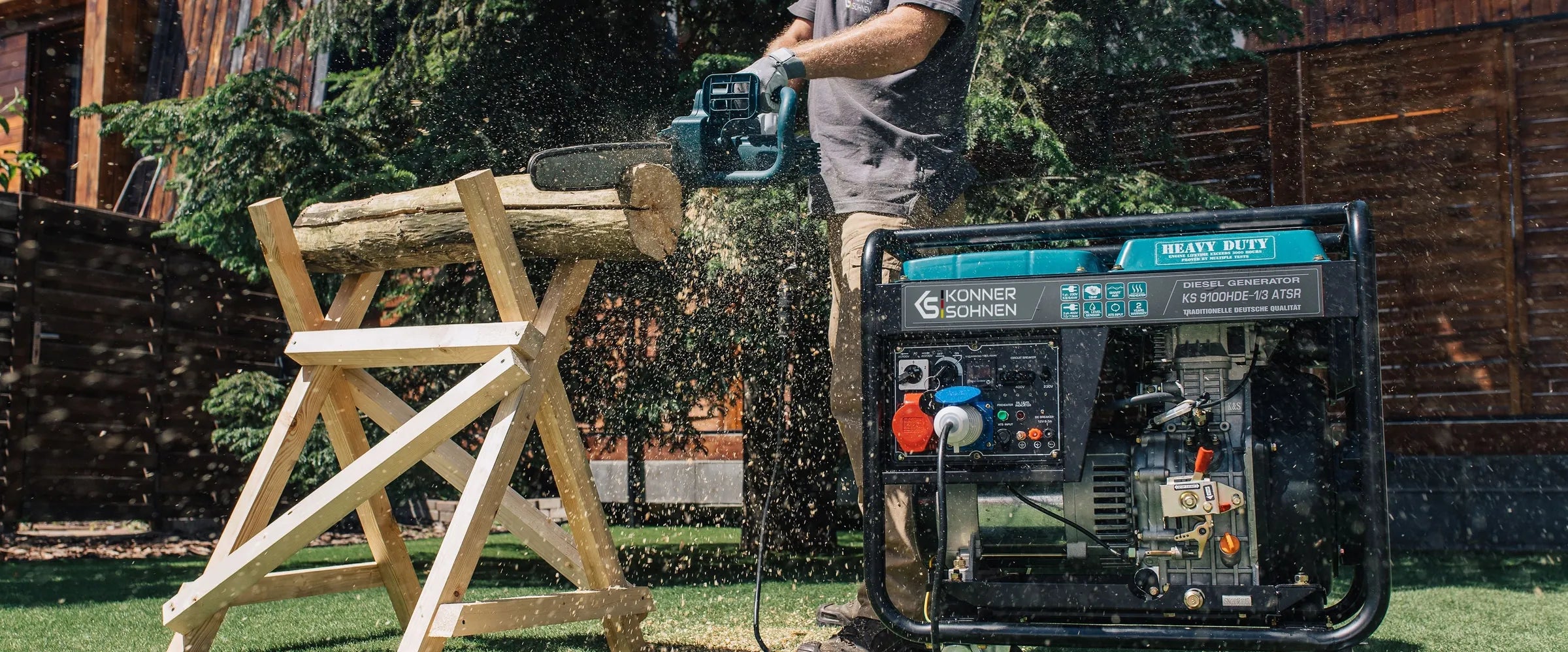 Diesel-Stromerzeuger von Könner & Söhnen im Garten beim Brennholzsägen