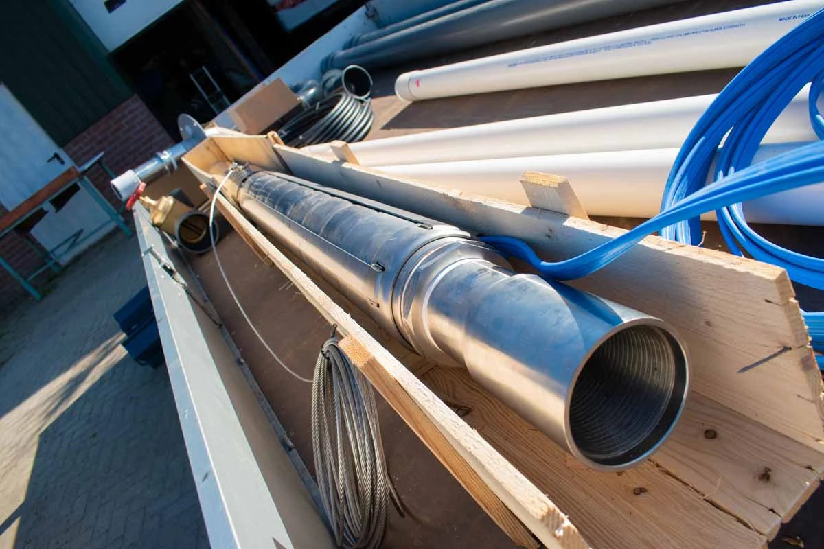 Onderwaterpomp en leidingmateriaal klaar voor montage